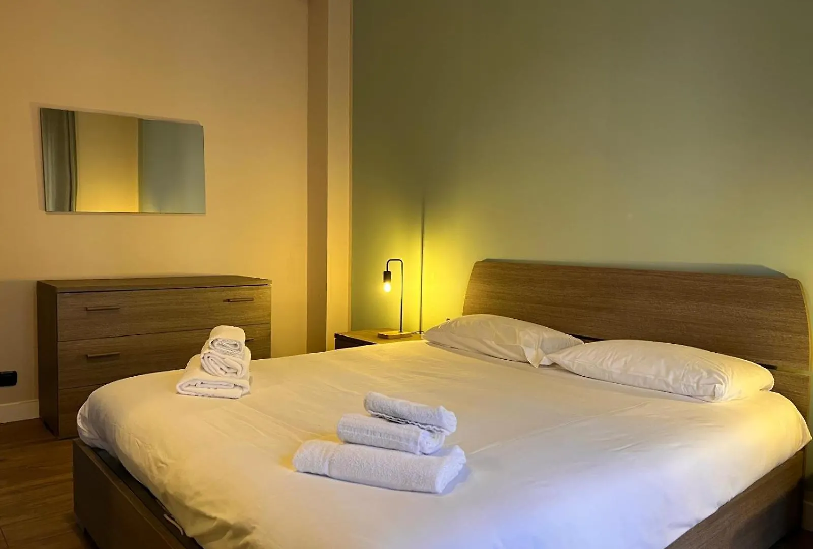 Kibilu - Elegant City-Center Apartment Near Hospitals Fast Wi-Fi Varese