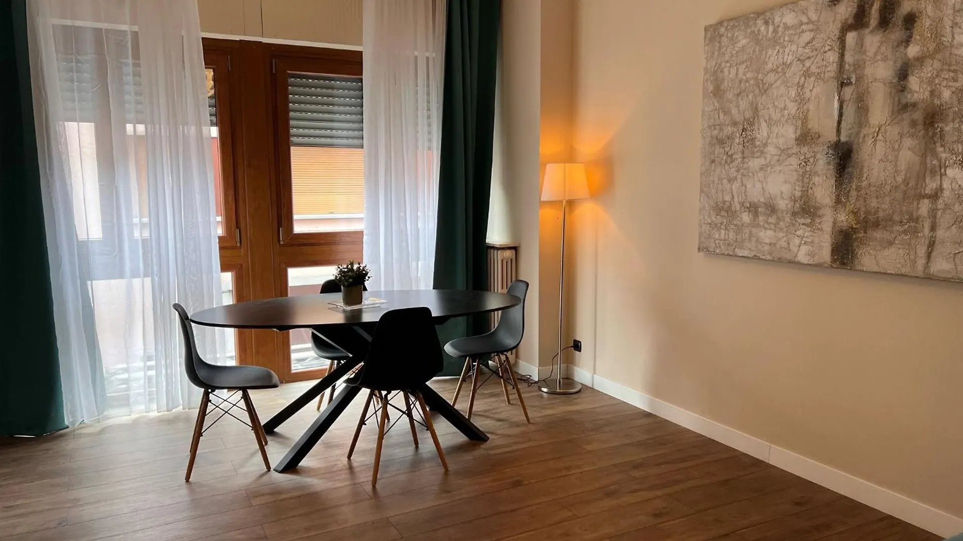 Kibilu - Elegant City-Center Apartment Near Hospitals Fast Wi-Fi Varese Italien