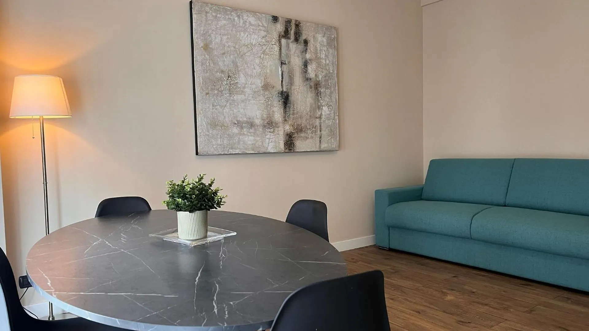 Kibilu - Elegant City-Center Apartment Near Hospitals Fast Wi-Fi Varese 0*,  Italien